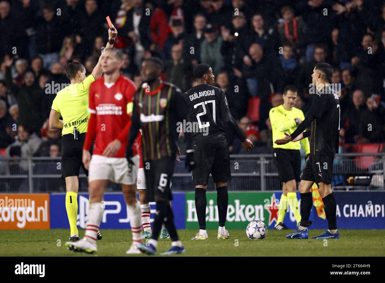 EINDHOVEN - (l-r) Florian Sotoca von RC Lens (R) erhält die rote Karte von Schiedsrichter Daniel Siebert während des Spiels der UEFA Champions League Gruppe B zwischen PSV Eindhoven und RC Lens im Phillips-Stadion am 8. November 2023 in Eindhoven, Niederlande. ANP MAURICE VAN STEEN Stockfoto