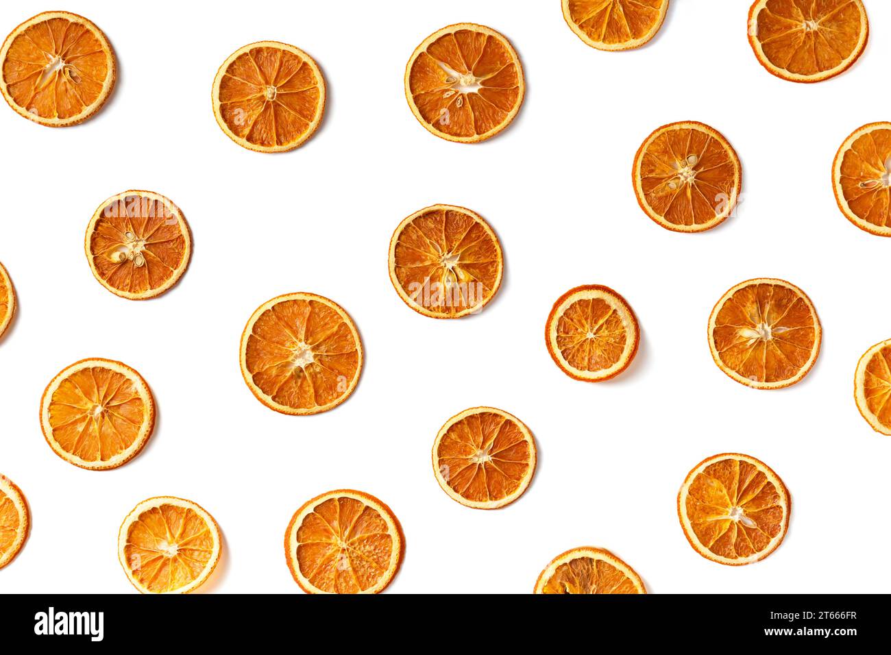 Orangefarbene Chips auf weißem Hintergrund, flach, Draufsicht. Trockene orangefarbene Scheiben als Hintergrund. Nützlicher Snack. Richtige Ernährung. Stockfoto