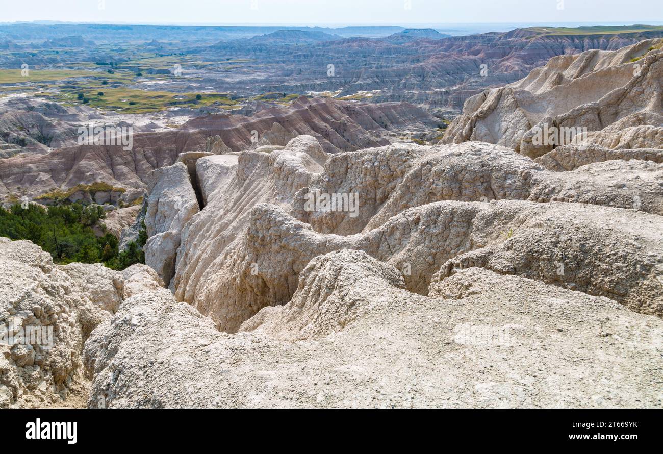 Durch Erosion werden farbenfrohe Schichten von Sedimentgestein im Badlands-Nationalpark in South Dakota, USA, freigelegt Stockfoto