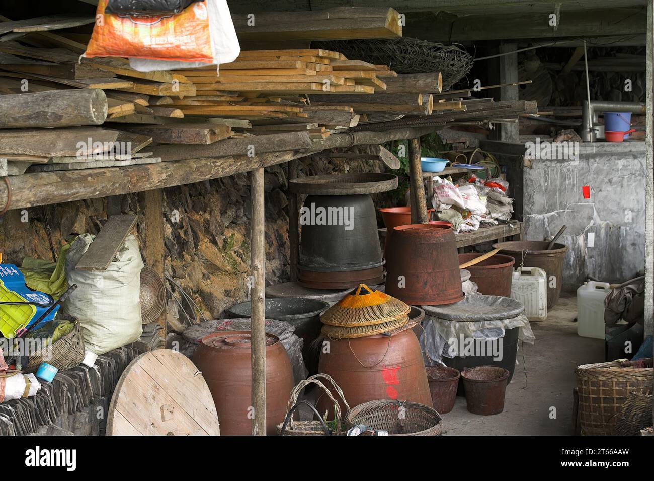 龙胜镇 (龙胜县) 中國 Longsheng, Longji Ping'an Zhuang, China; Rückseite des Hauses – Hauswirtschaftsraum, Hauswirtschaftsraum, Stockfoto