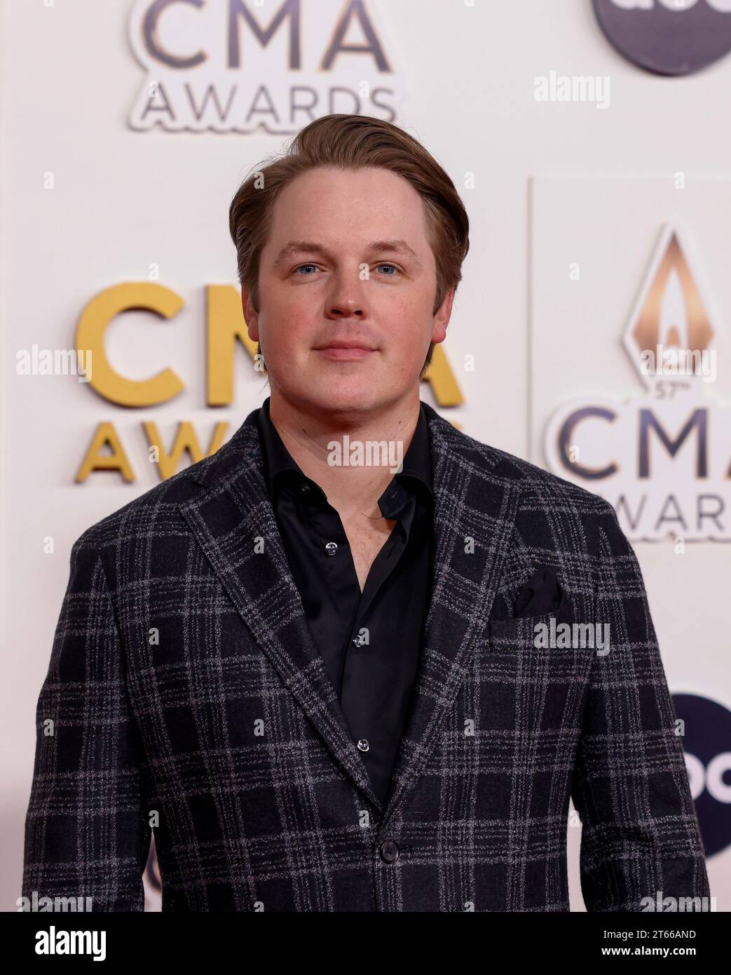 Nashville, Usa. November 2023. Travis Denning kommt auf dem roten Teppich bei den 57. Jährlichen CMA Awards in der Bridgestone Arena in Nashville, Tennessee, am Mittwoch, den 8. November 2023. Foto: John Angelillo/UPI Credit: UPI/Alamy Live News Stockfoto