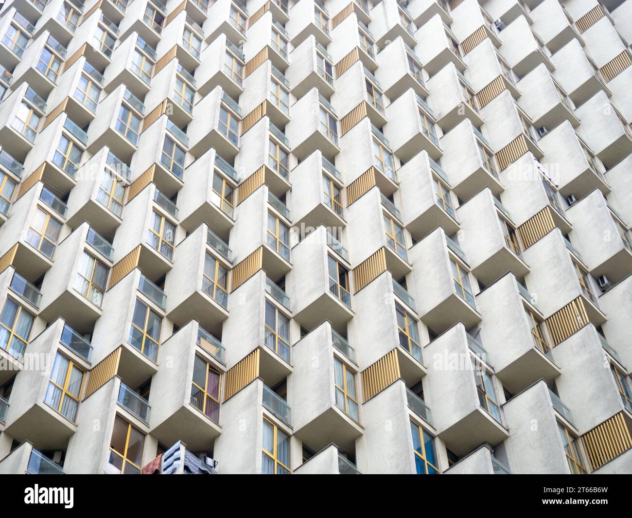 Balkone von ungewöhnlicher Form. Architekturhintergrund. Konstruktivismus. Unebenes Haus. Hochhaus. Stockfoto