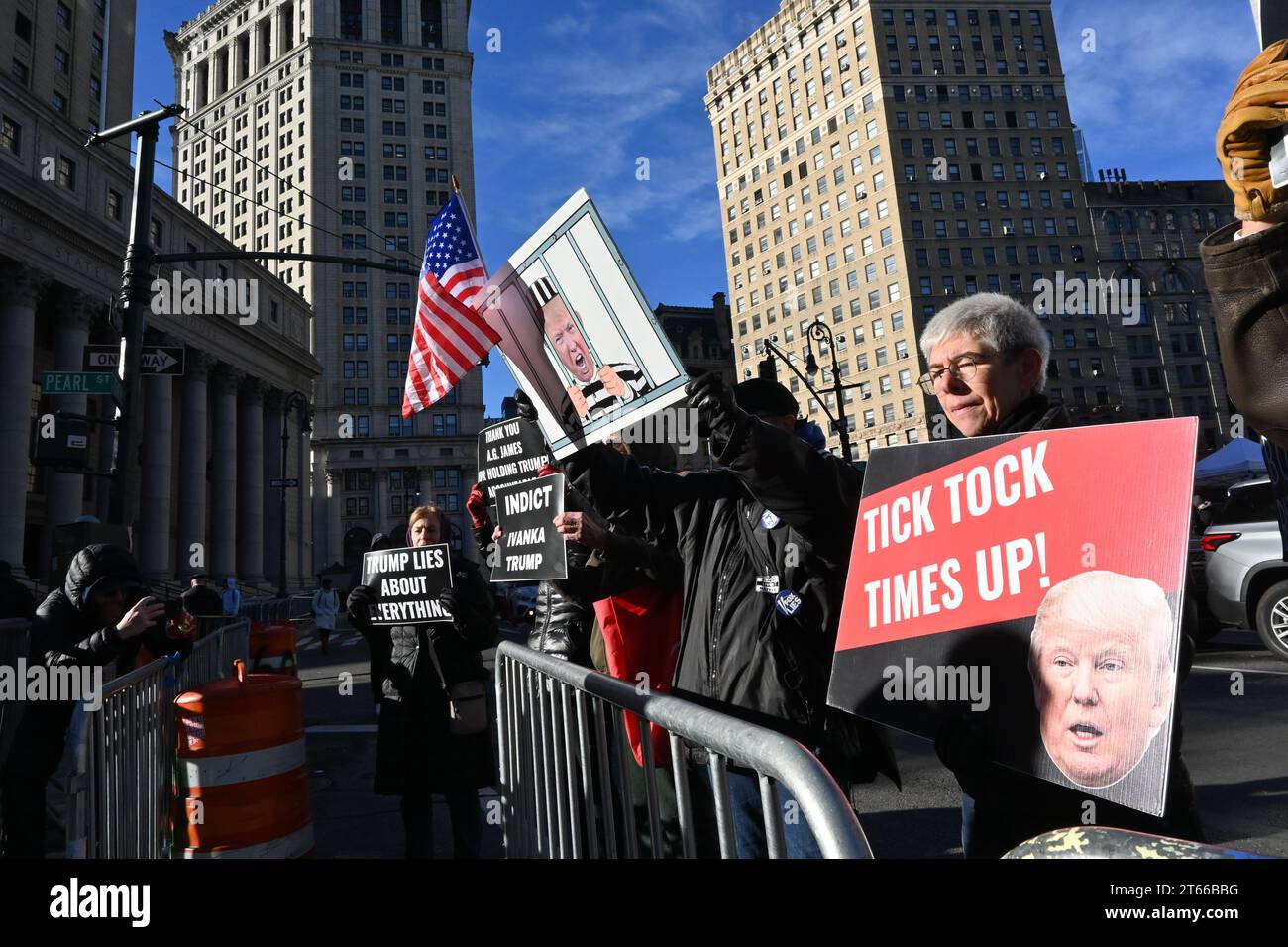 New York, New York, USA. November 2023. Ivanka Trump schien vor Gericht wegen des laufenden Zivilbetrugs gegen ihren Vater vor dem NYS Supreme Court in Manhattan auszusagen. Sie war heute Zeugin. Hier haben wir Demonstranten vor dem Gericht. (FOTO: Andrea RENAULT/Zuma Press) (Foto: © Andrea Renault/ZUMA Press Wire) NUR REDAKTIONELLE VERWENDUNG! Nicht für kommerzielle ZWECKE! Stockfoto