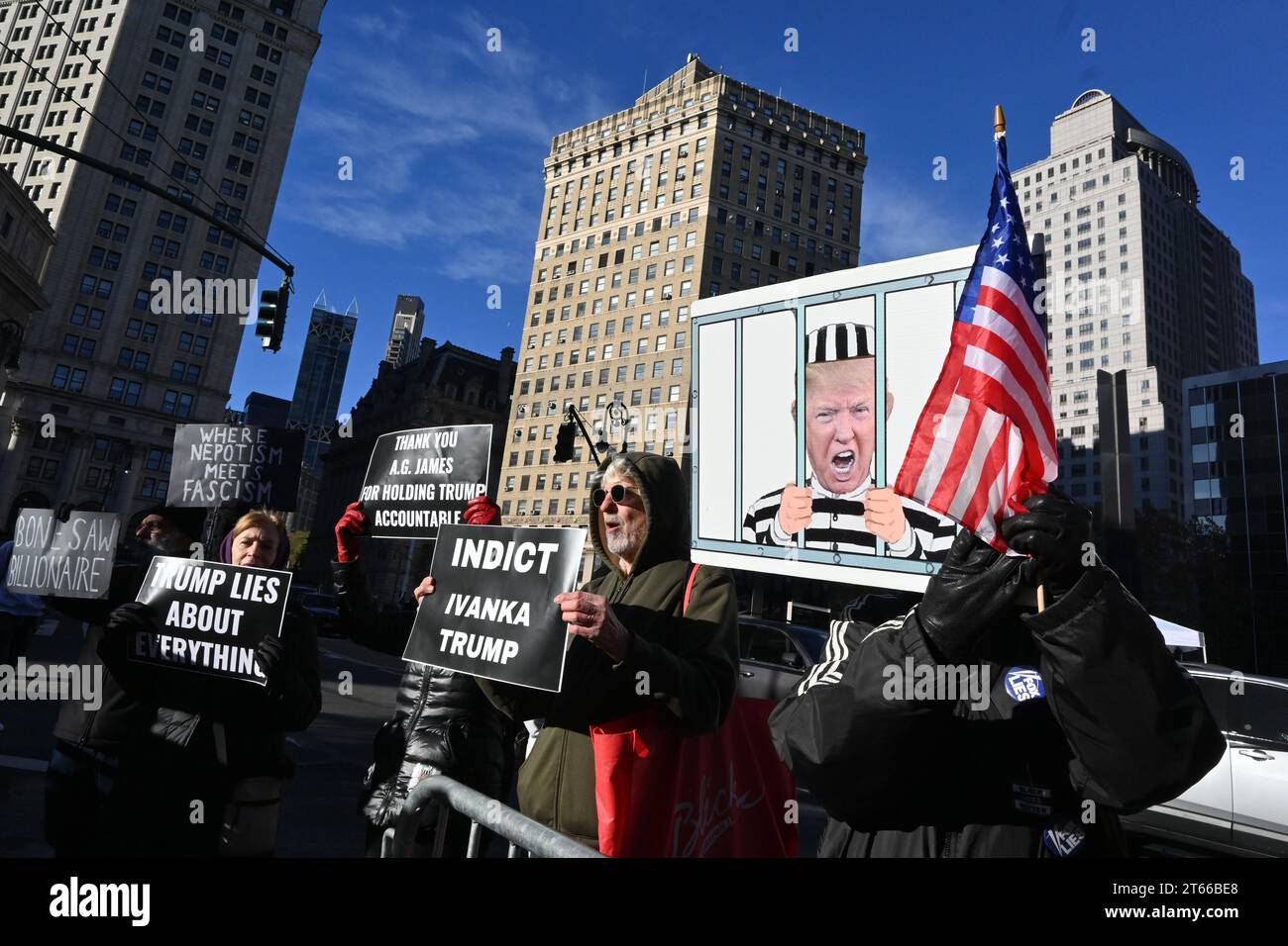 New York, New York, USA. November 2023. Ivanka Trump schien vor Gericht wegen des laufenden Zivilbetrugs gegen ihren Vater vor dem NYS Supreme Court in Manhattan auszusagen. Sie war heute Zeugin. Hier haben wir Demonstranten vor dem Gericht. (FOTO: Andrea RENAULT/Zuma Press) (Foto: © Andrea Renault/ZUMA Press Wire) NUR REDAKTIONELLE VERWENDUNG! Nicht für kommerzielle ZWECKE! Stockfoto