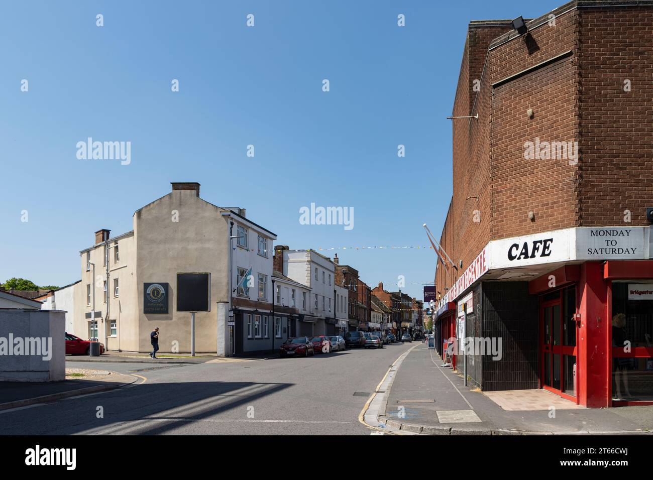 Blick auf das Einkaufszentrum und das Eckcafé. Stockfoto