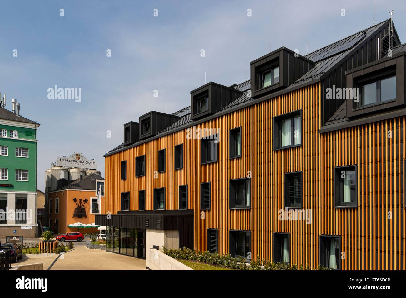 Außenansicht des de Brauhotel; modernes und geometrisches Design und Stil. Brasserie D´Braustuff und Bofferding Brauerei aus der Ferne. Stockfoto