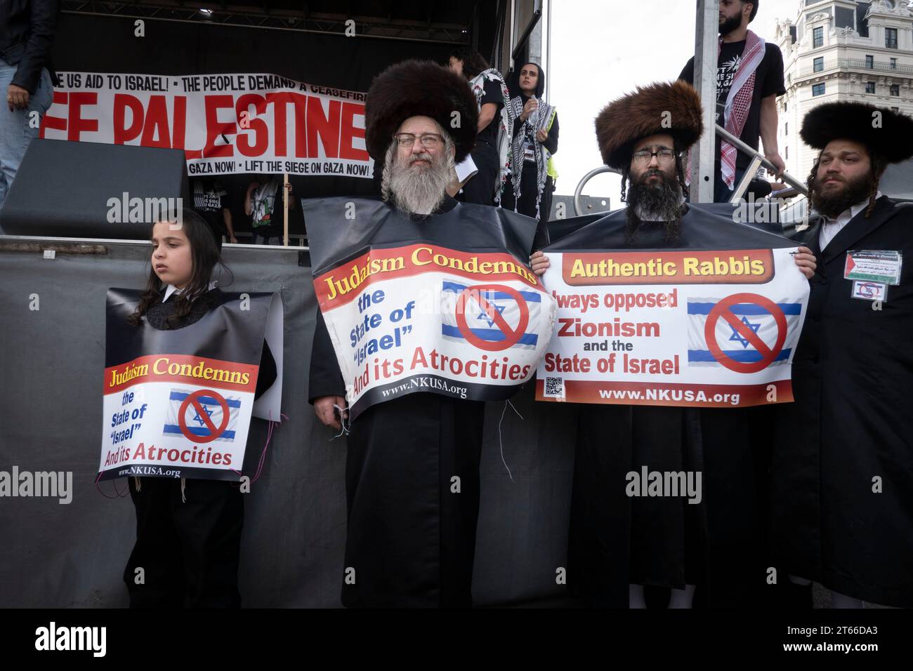 4. November 2023, Washington, District of Columbia, Vereinigte Staaten: Rabbi Yisroel Dovid Weiss (zweiter von links) und Rabbi Dovid Feldman (dritter von links) stehen mit anderen Mitgliedern von Neturei Karta während der pro-palästinensischen Kundgebung am 4. November 2023 auf der Freedom Plaza in Washington, DC. Die Gruppe, bekannt für ihre entschiedene Opposition gegen den Zionismus und den Staat Israel, zeigt Banner mit der Aufschrift "Judaismus verurteilt den Staat "'Israel"" und seine Gräueltaten" und behauptet ihre Identität als "authentische Rabbiner", die sich historisch gegen den Zionismus ausgesprochen haben. Dieser Auftritt von Neturei Karta unterstreicht die Stockfoto