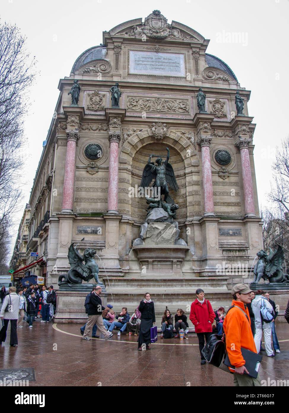 Pendler, die täglich von der U-Bahn-Station Saint-Michel am Brunnen von Saint-Michel am linken Ufer von Paris, Frankreich, kommen und gehen Stockfoto