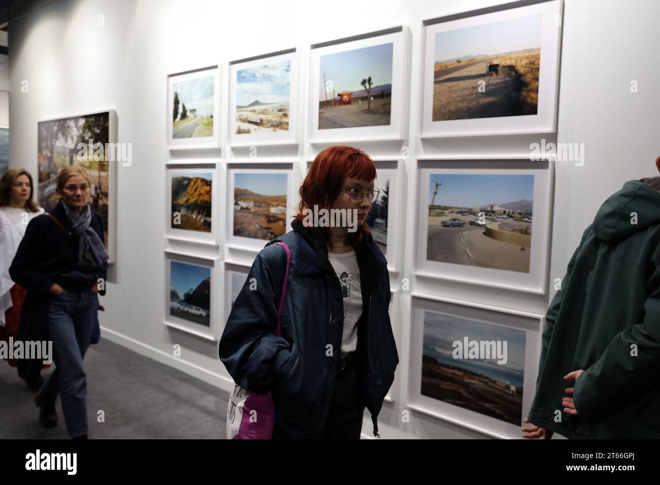 Paris, Frankreich. November 2023. Besucher der Pariser Fotomesse 2023 schlendern ÇÊAmerican ProspectsÊÈ am Eröffnungstag im Grand Palais Ephemere am Mittwoch, den 8. November 2023, an Joel Sternfelds 1979-1992er-Serie vorbei. Auf der jährlichen Kunstmesse werden 191 exhibitorsÑwith 36 % neue Galerien im Vergleich zu 2022Ñfrom 25 Ländern präsentiert, in denen insgesamt mehr als 800 Künstler vertreten sind. Foto: Maya Vidon-White/UPI Credit: UPI/Alamy Live News Stockfoto