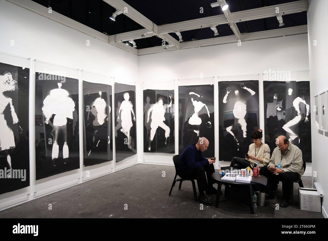 Paris, Frankreich. November 2023. Die Galeristen der Pariser Fotomesse 2023 werden am Eröffnungstag im Grand Palais Ephemere am Mittwoch, den 8. November 2023, von Roberto Huarcayas ÇÊUnveiled BodiesÊÈ-Serie umgeben. Auf der jährlichen Kunstmesse werden 191 exhibitorsÑwith 36 % neue Galerien im Vergleich zu 2022Ñfrom 25 Ländern präsentiert, in denen insgesamt mehr als 800 Künstler vertreten sind. Foto: Maya Vidon-White/UPI Credit: UPI/Alamy Live News Stockfoto