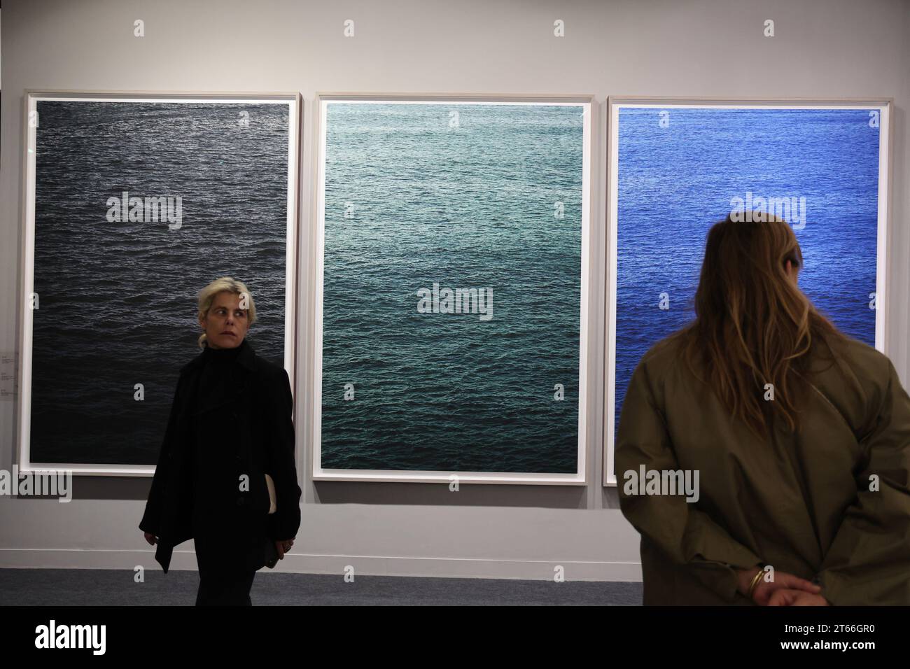 Paris, Frankreich. November 2023. Die Besucher der Pariser Fotomesse 2023 sehen die Vintage-Drucke von Humberto Rivas ÇÊUntitled 1978ÊÈ am Stand der Galerie Mira Madrid am Eröffnungstag im Grand Palais Ephemere am Mittwoch, den 8. November 2023. Auf der jährlichen Kunstmesse werden 191 exhibitorsÑwith 36 % neue Galerien im Vergleich zu 2022Ñfrom 25 Ländern präsentiert, in denen insgesamt mehr als 800 Künstler vertreten sind. Foto: Maya Vidon-White/UPI Credit: UPI/Alamy Live News Stockfoto