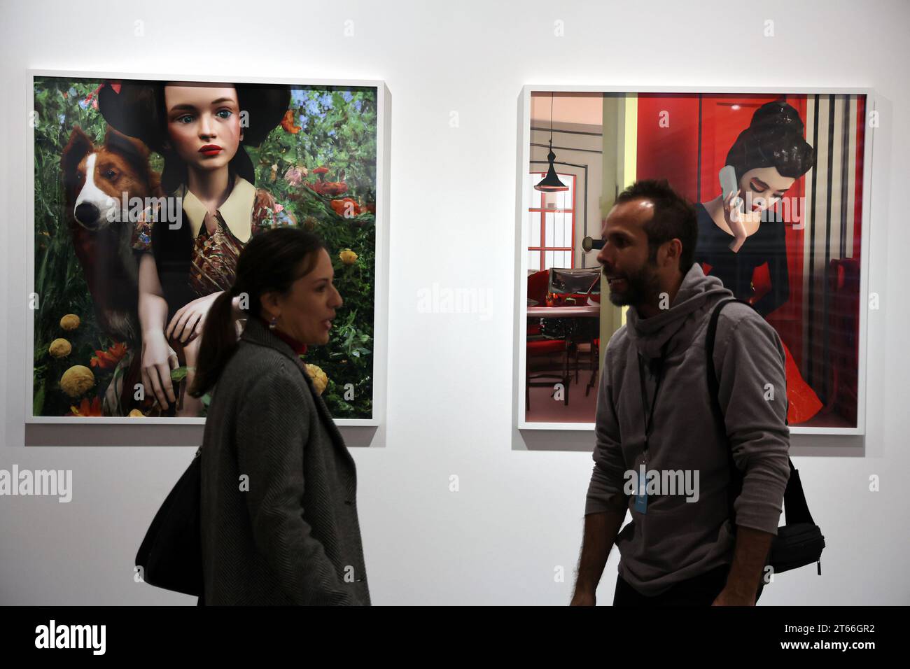 Paris, Frankreich. November 2023. Die Besucher der Pariser Fotomesse 2023 sehen sich Laurie Simons 2022 ÇÊIn und die HouseÊÈ-Fotografien am Stand der Louise Alexander Fellowship Gallery am Eröffnungstag im Grand Palais Ephemere am Mittwoch, den 8. November 2023 an. Auf der jährlichen Kunstmesse werden 191 exhibitorsÑwith 36 % neue Galerien im Vergleich zu 2022Ñfrom 25 Ländern präsentiert, in denen insgesamt mehr als 800 Künstler vertreten sind. Foto: Maya Vidon-White/UPI Credit: UPI/Alamy Live News Stockfoto