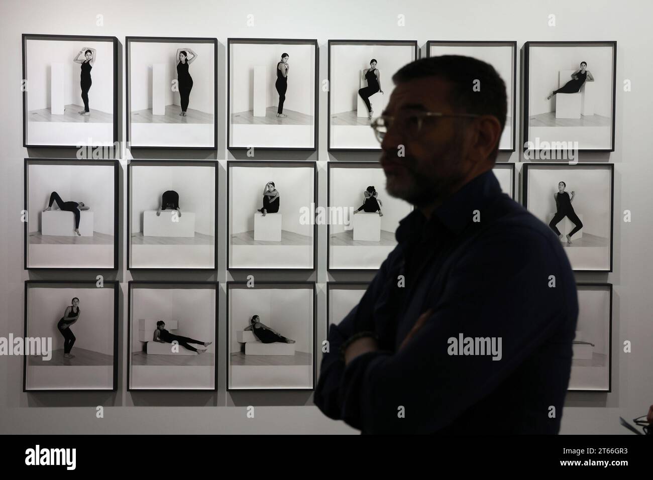 Paris, Frankreich. November 2023. Ein Besucher der Pariser Fotomesse 2023 sieht Tarrah Krajnaks Silbergelatine-Drucke, die am Eröffnungstag im Grand Palais Ephemere am Mittwoch, den 8. November 2023, am Stand der Thomas Zander Galerie ausgestellt sind. Auf der jährlichen Kunstmesse werden 191 exhibitorsÑwith 36 % neue Galerien im Vergleich zu 2022Ñfrom 25 Ländern präsentiert, in denen insgesamt mehr als 800 Künstler vertreten sind. Foto: Maya Vidon-White/UPI Credit: UPI/Alamy Live News Stockfoto