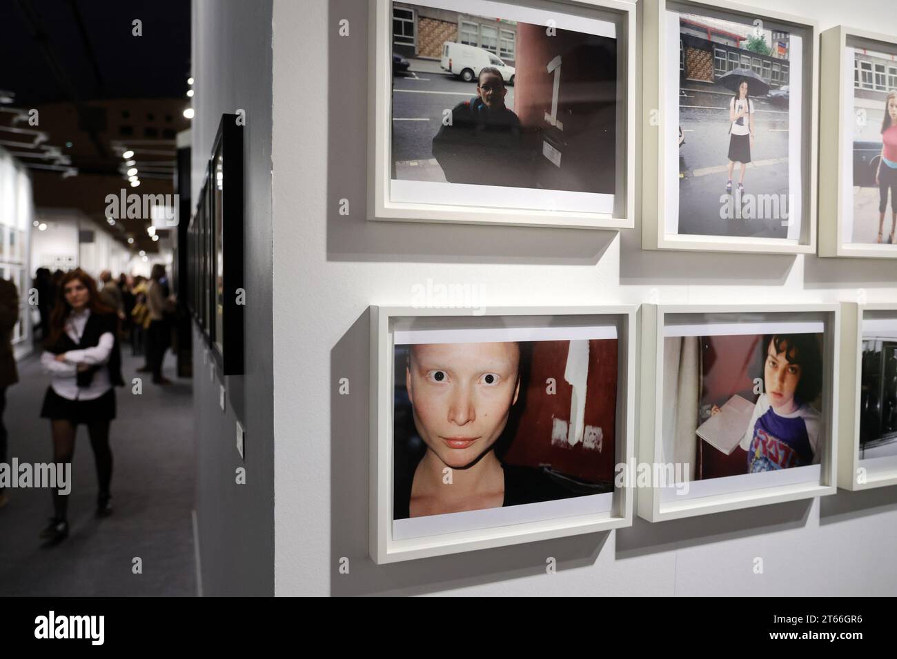 Paris, Frankreich. November 2023. Besucher der Pariser Fotomesse 2023 sehen sich die Fotoserie Juergen Teller ÇÊGo-SeesÊÈ am Stand der Galerie Suzanne Tarasieve am Eröffnungstag im Grand Palais Ephemere am Mittwoch, den 8. November 2023 an. Auf der jährlichen Kunstmesse werden 191 exhibitorsÑwith 36 % neue Galerien im Vergleich zu 2022Ñfrom 25 Ländern präsentiert, in denen insgesamt mehr als 800 Künstler vertreten sind. Foto: Maya Vidon-White/UPI Credit: UPI/Alamy Live News Stockfoto