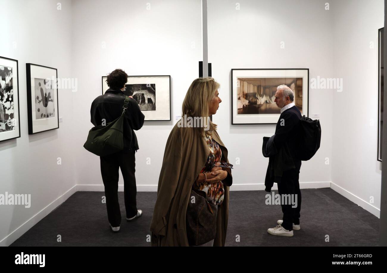 Paris, Frankreich. November 2023. Die Besucher der Pariser Fotomesse 2023 sehen sich am Eröffnungstag des Grand Palais Ephemere am Mittwoch, den 8. November 2023, Fotos an, die am Stand der Staley-Wise Gallery ausgestellt sind. Auf der jährlichen Kunstmesse werden 191 exhibitorsÑwith 36 % neue Galerien im Vergleich zu 2022Ñfrom 25 Ländern präsentiert, in denen insgesamt mehr als 800 Künstler vertreten sind. Foto: Maya Vidon-White/UPI Credit: UPI/Alamy Live News Stockfoto