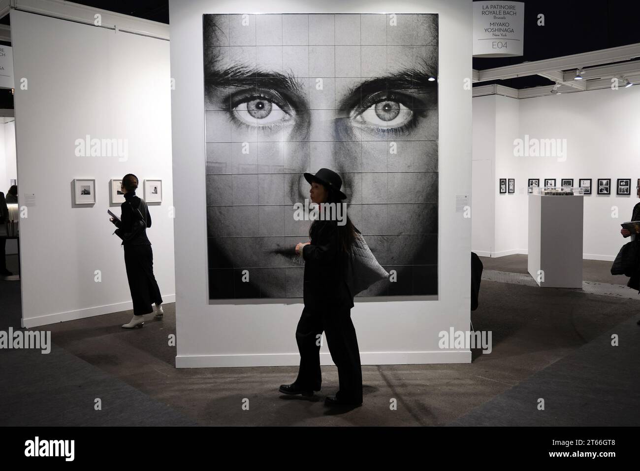 Paris, Frankreich. November 2023. Besucher der Pariser Fotomesse 2023 sehen sich Ken O'haras ÇÊGrain P-1ÊÈ 1993 am Stand der Galerie Miyako Hoshinaga am Eröffnungstag im Grand Palais Ephemere am Mittwoch, den 8. November 2023, an. Auf der jährlichen Kunstmesse werden 191 exhibitorsÑwith 36 % neue Galerien im Vergleich zu 2022Ñfrom 25 Ländern präsentiert, in denen insgesamt mehr als 800 Künstler vertreten sind. Foto: Maya Vidon-White/UPI Credit: UPI/Alamy Live News Stockfoto