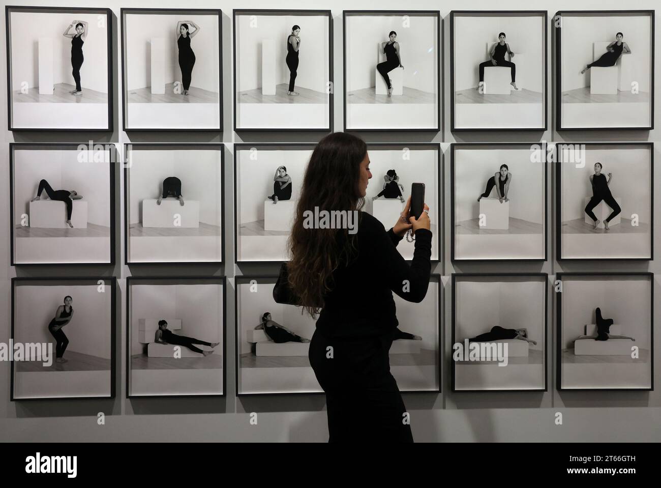 Paris, Frankreich. November 2023. Ein Besucher der Pariser Fotomesse 2023 sieht Tarrah Krajnaks Silbergelatine-Drucke, die am Eröffnungstag im Grand Palais Ephemere am Mittwoch, den 8. November 2023, am Stand der Thomas Zander Galerie ausgestellt sind. Auf der jährlichen Kunstmesse werden 191 exhibitorsÑwith 36 % neue Galerien im Vergleich zu 2022Ñfrom 25 Ländern präsentiert, in denen insgesamt mehr als 800 Künstler vertreten sind. Foto: Maya Vidon-White/UPI Credit: UPI/Alamy Live News Stockfoto