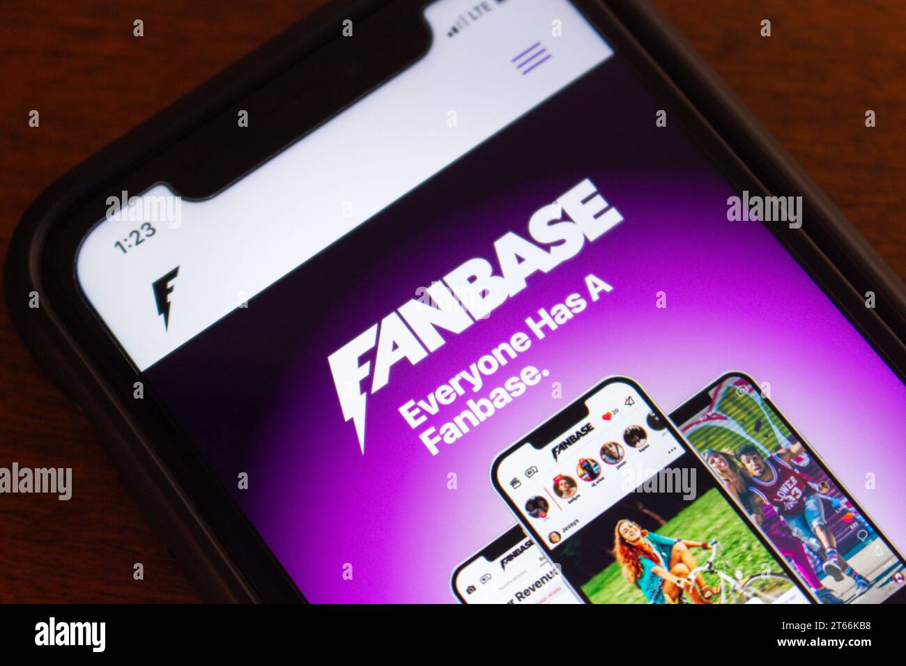 Website der Fanbase auf dem iPhone-Bildschirm. Fanbase ist eine abonnementbasierte SNS- und Content-App, mit der Benutzer ihre Inhalte monetarisieren und Einnahmen erzielen können Stockfoto