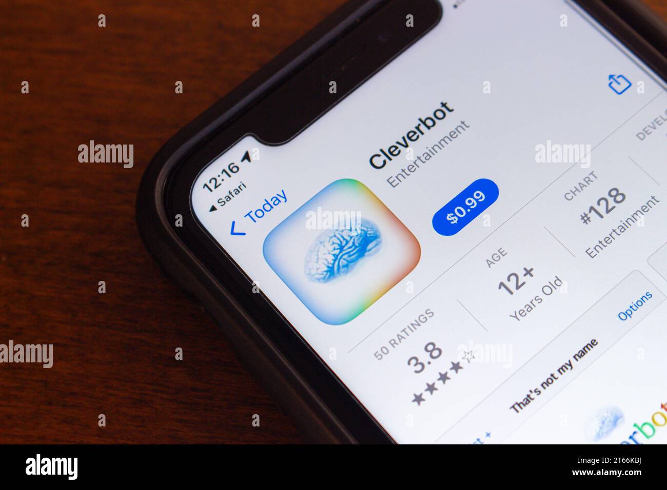 App of Cleverbot, eine KI-Chatterbot-Webanwendung, die vom britischen KI-Wissenschaftler Rollo Carpenter erstellt wurde und im App Store auf einem iPhone-Bildschirm zu sehen ist Stockfoto