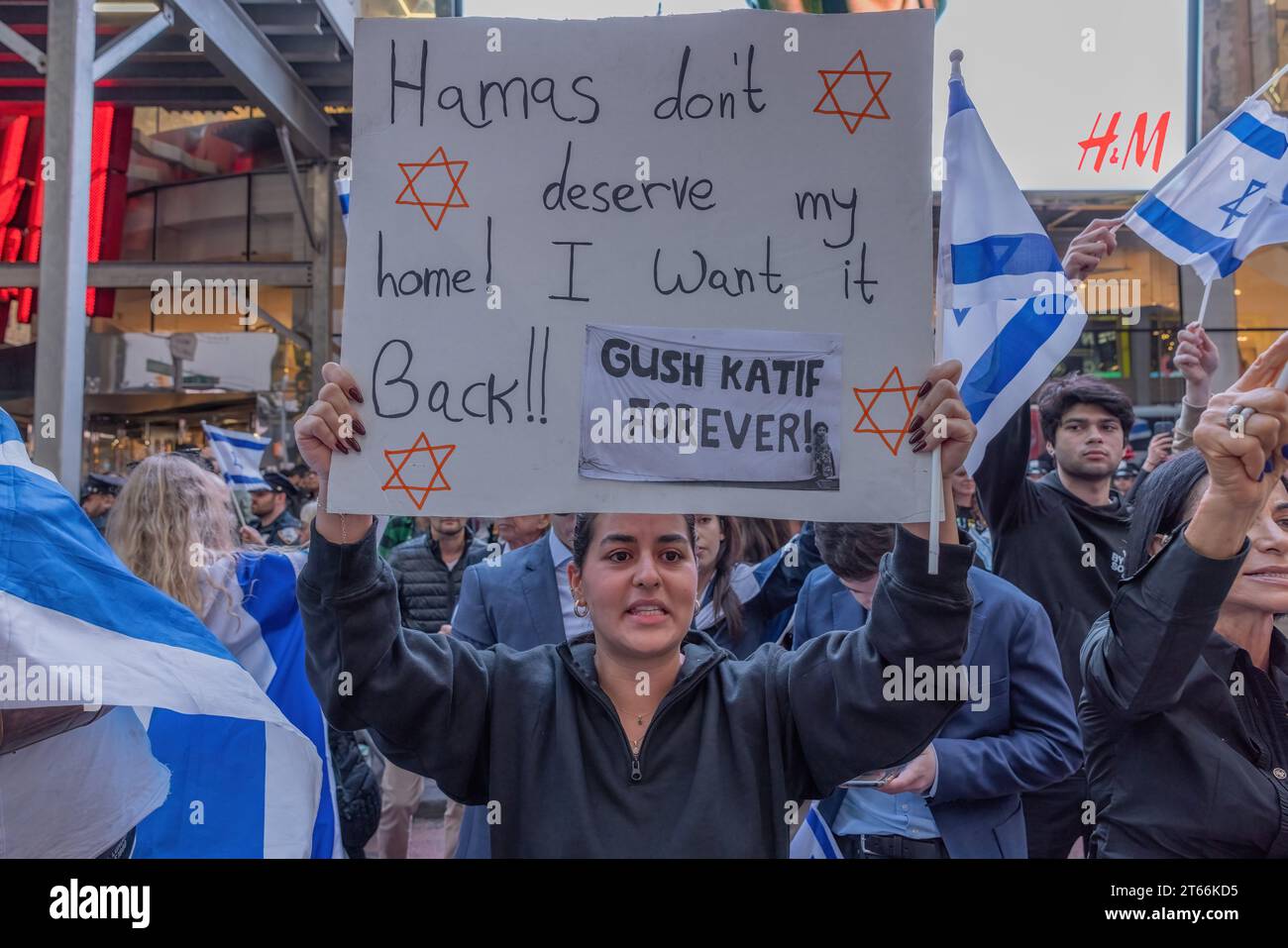 NEW YORK, New YORK – 13. Oktober 2023: Pro-israelische Demonstranten werden während eines Protestes in Manhattan gesehen. Stockfoto