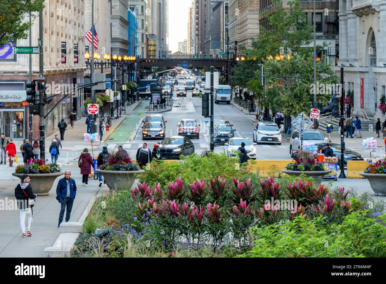 Blick nach Westen auf die Washington Street vom Millennium Park. Chicago, Illinois. Stockfoto