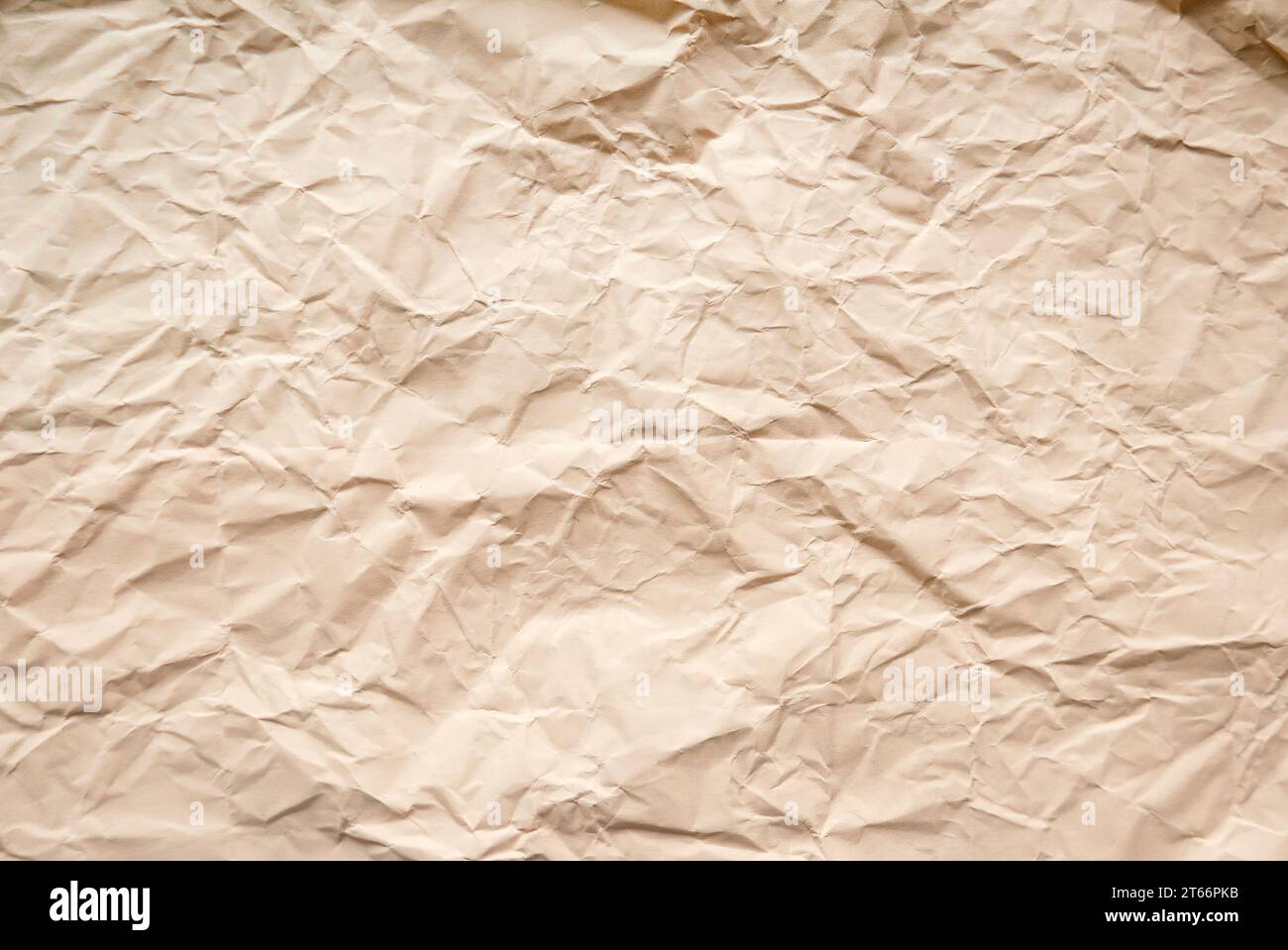 Pfirsichfarbenes zerknittertes Papier für den Hintergrund. Stockfoto