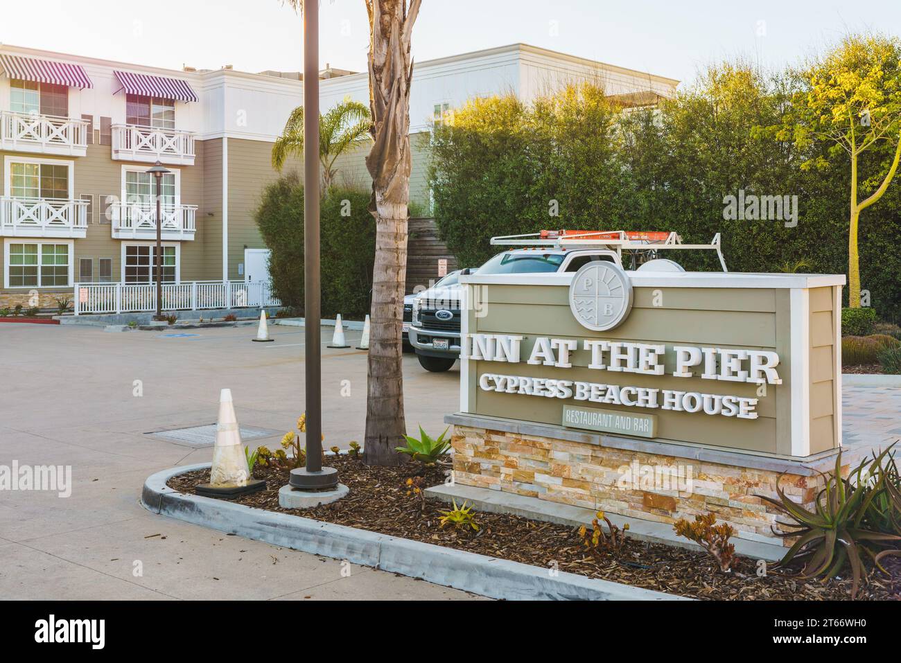 Pismo Beach, Kalifornien, USA - 6. November 2023. Inn at the Pier Cypress Beach House, ein Hotel am Meer in Pismo Beach mit zwei Gästezimmern Stockfoto