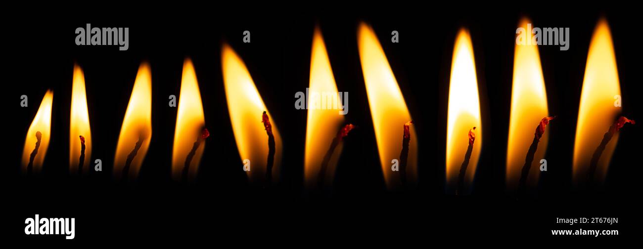 Kerzenflamme auf schwarzem isoliertem Hintergrund. Hell brennendes gelb-oranges Feuer. Sammlung festlegen Stockfoto