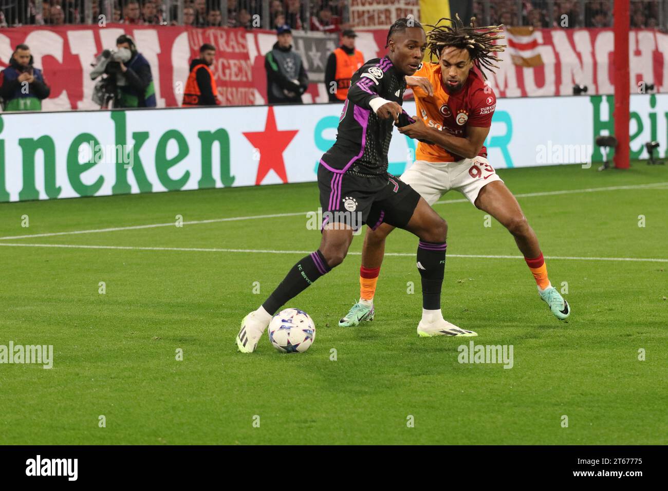 MÜNCHEN, Deutschland. , . 93 Boey Sacha gegen 39 Mathys TEL während der UEFA Champions League Goup Ein Spiel zwischen dem FC BAYERN München und GALATASARAY A.S. in der Allianz Arena, dem Stadion München am 08. November. In München (Foto von Arthur THILL/ATP Images) (THILL Arthur/ATP/SPP) Credit: SPP Sport Press Photo. /Alamy Live News Stockfoto