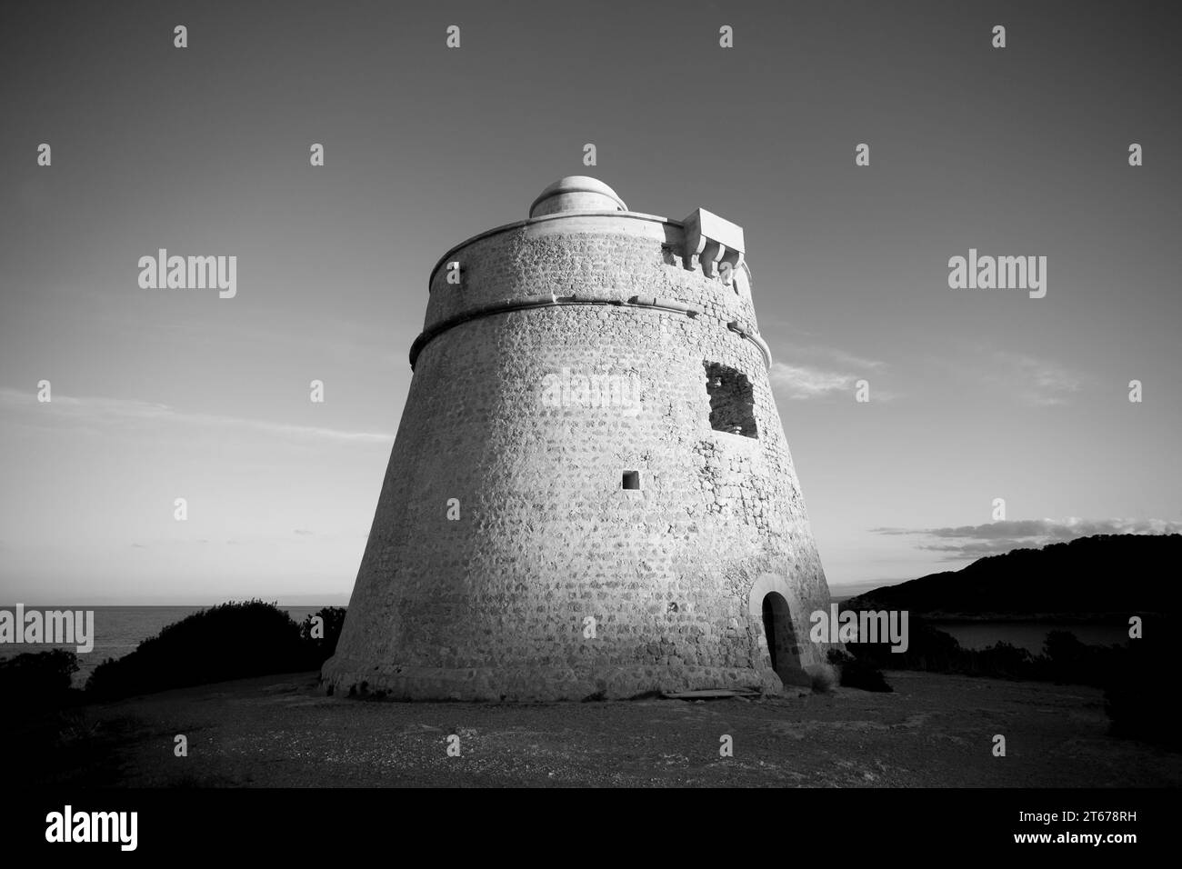 Der alte Verteidigungsturm befindet sich am Strand von SES Salines auf der Insel Ibiza, Spanien. Stockfoto