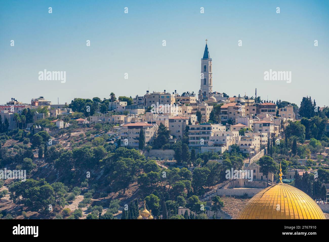 Blick auf den Ölberg in Jerusalem mit einem Glockenturm darüber Stockfoto