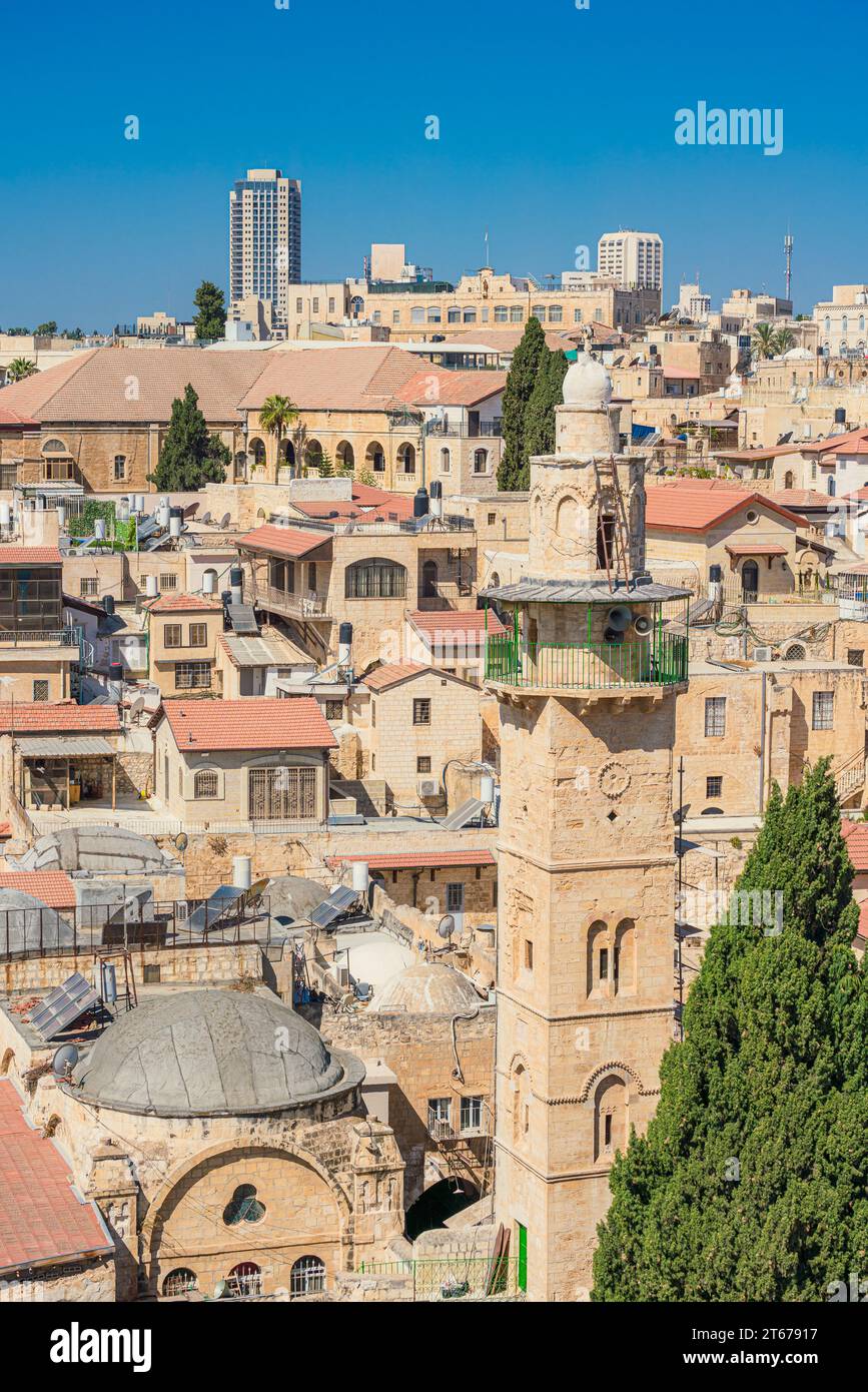 Vertikaler Blick auf das christliche Viertel, Muristan Zone, auf die Altstadt von Jerusalem, mit einem wunderschönen Minarett Stockfoto