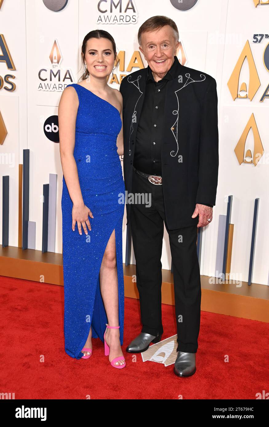 Nashville, USA. November 2023. Bill Anderson und seine Enkelin Hallie Elizabeth Anderson kamen zu den 57. Jährlichen Country Music Association Awards, die am 8. November 2023 in der Bridgestone Arena in Nashville, TN, stattfanden. © Arroyo-OConnor/AFF-USA.com Credit: AFF/Alamy Live News Stockfoto