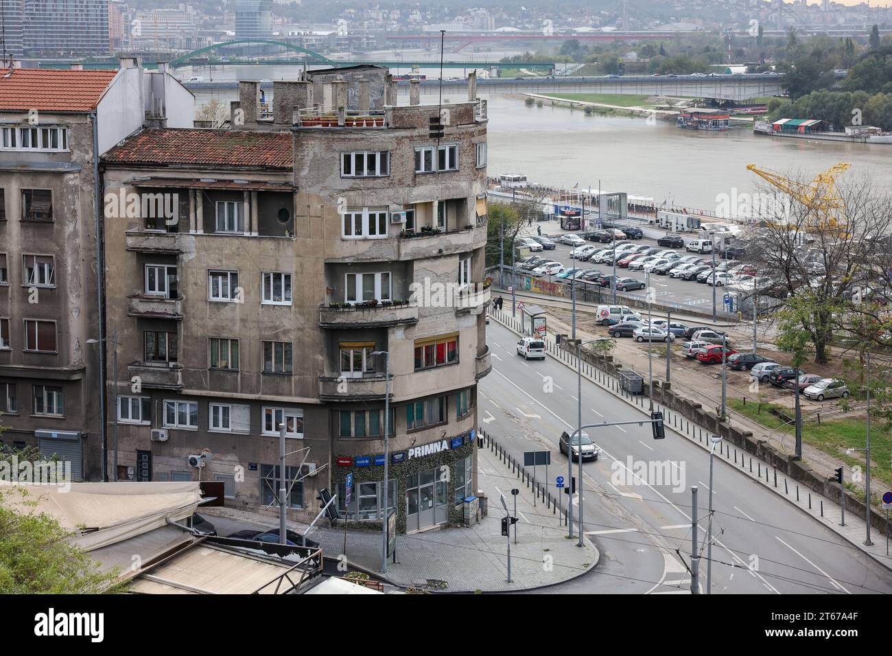 Belgrad, Serbien. November 2023. Wohngebäude stehen am Ufer der Save in der serbischen Hauptstadt. Quelle: Jan Woitas/dpa/Alamy Live News Stockfoto