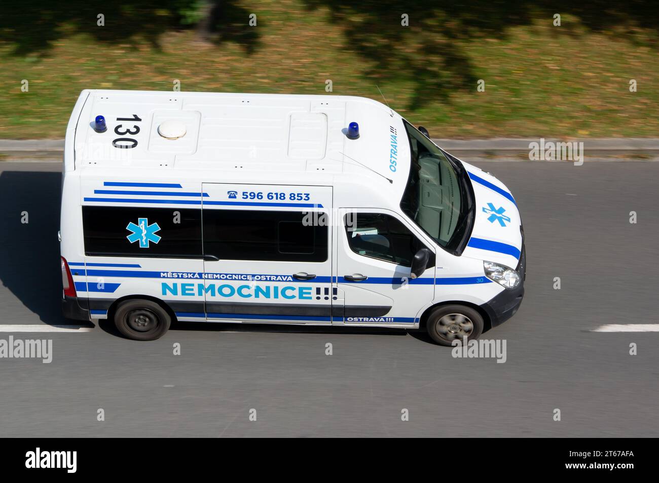 OSTRAVA, TSCHECHISCHE REPUBLIK - 23. AUGUST 2023: Renault Master Ambulanzwagen des Krankenhauses Mestska Nemocnice Ostrava mit Bewegungsunschärfe Stockfoto