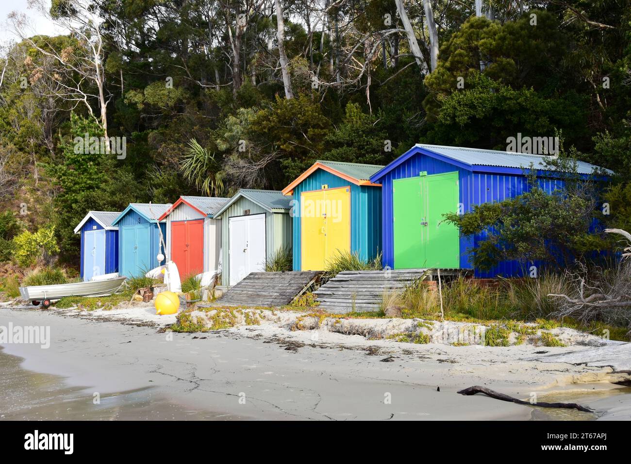 Coningham, Tasmanien, Australien, 06092023: Bootshäuser am Ufer von Coningham Beach. Stockfoto