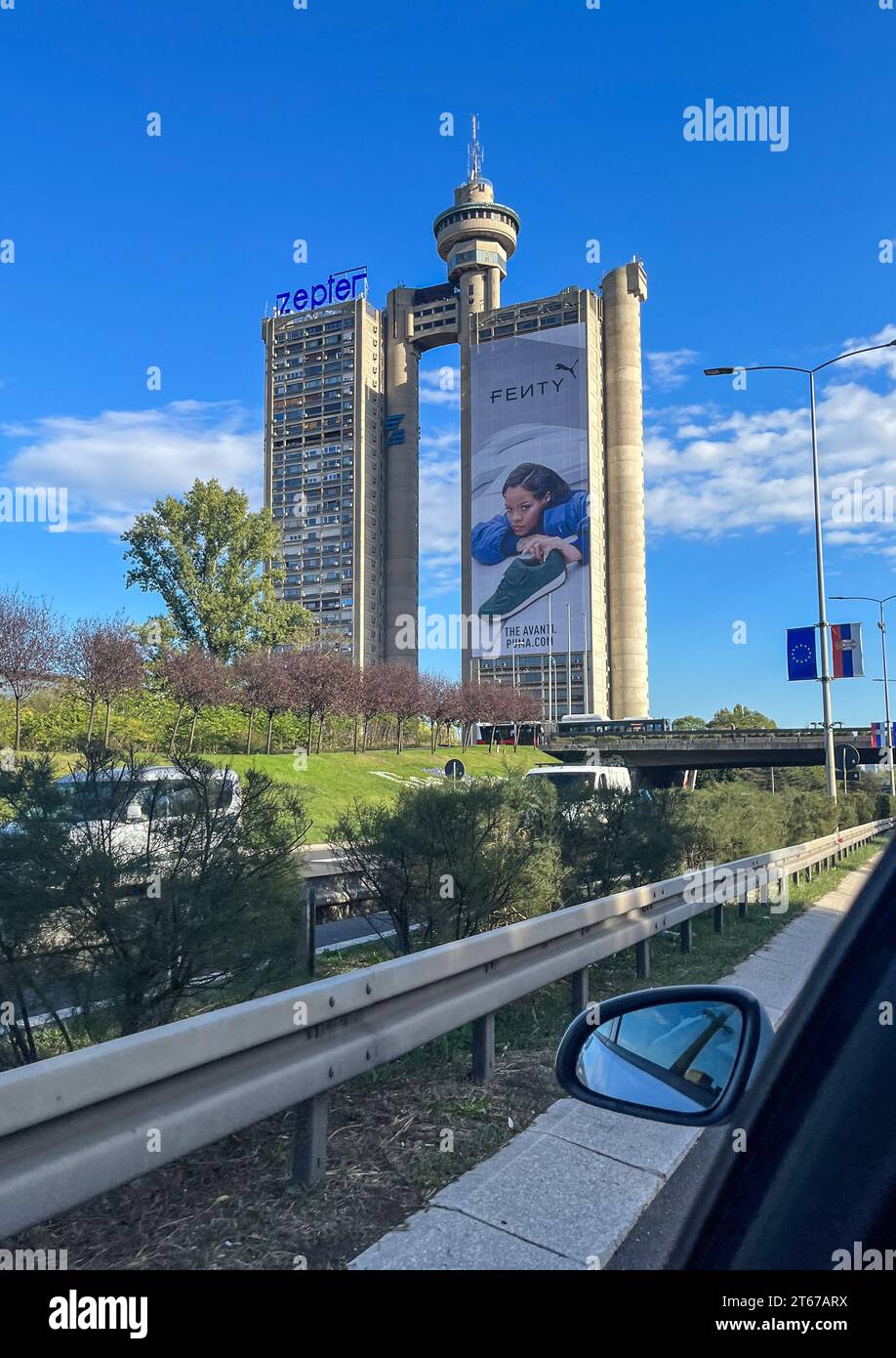 Belgrad, Serbien. November 2023. Der sogenannte Genex-Turm, der Ende der 1970er Jahre im brutalistischen Stil erbaut wurde, steht als westliches Tor am Rande der serbischen Hauptstadt. Quelle: Jan Woitas/dpa/Alamy Live News Stockfoto