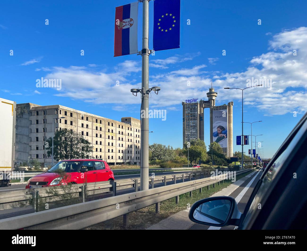 Belgrad, Serbien. November 2023. Die serbische und die EU-Flagge hängen an den Straßenlaternen in der serbischen Hauptstadt, mit dem Genex-Turm im Hintergrund. Quelle: Jan Woitas/dpa/Alamy Live News Stockfoto