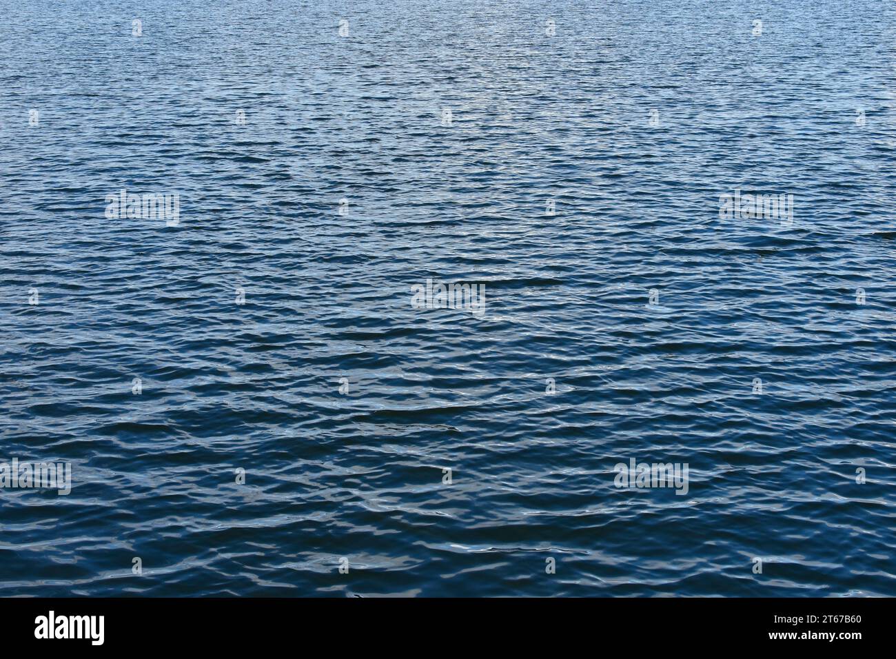 Hintergrund des ruhigen blauen Wassers als Symbol der Gelassenheit für abstrakte Hintergrundgestaltung. Stockfoto