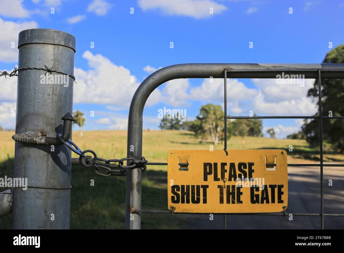 Bitte schließen Sie das Tor-Schild auf einem Landgrundstück in Gunnedah, New South Wales, Australien. Stockfoto