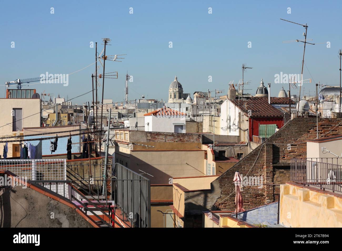 Blick von der Dachterrasse auf Barcelona, ein beliebtes Touristenziel in Katalonien, Spanien. Stockfoto