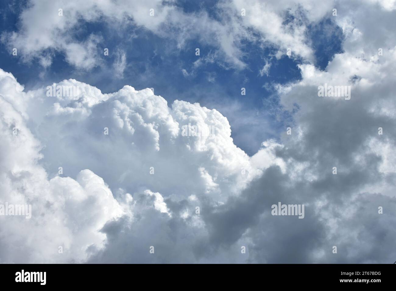 Cumulus Wolken am blauen Himmel als Symbol für Frieden, Gelassenheit, Unendlichkeit, Himmel, Spiritualität und Gott. Stockfoto