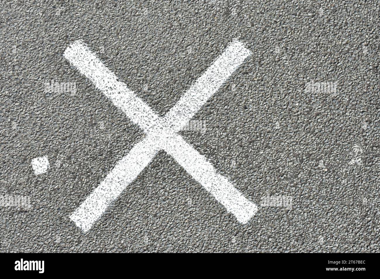 Weiß lackiertes x-Straßenschild oder Straßenschild zur Markierung der Stelle. Stockfoto