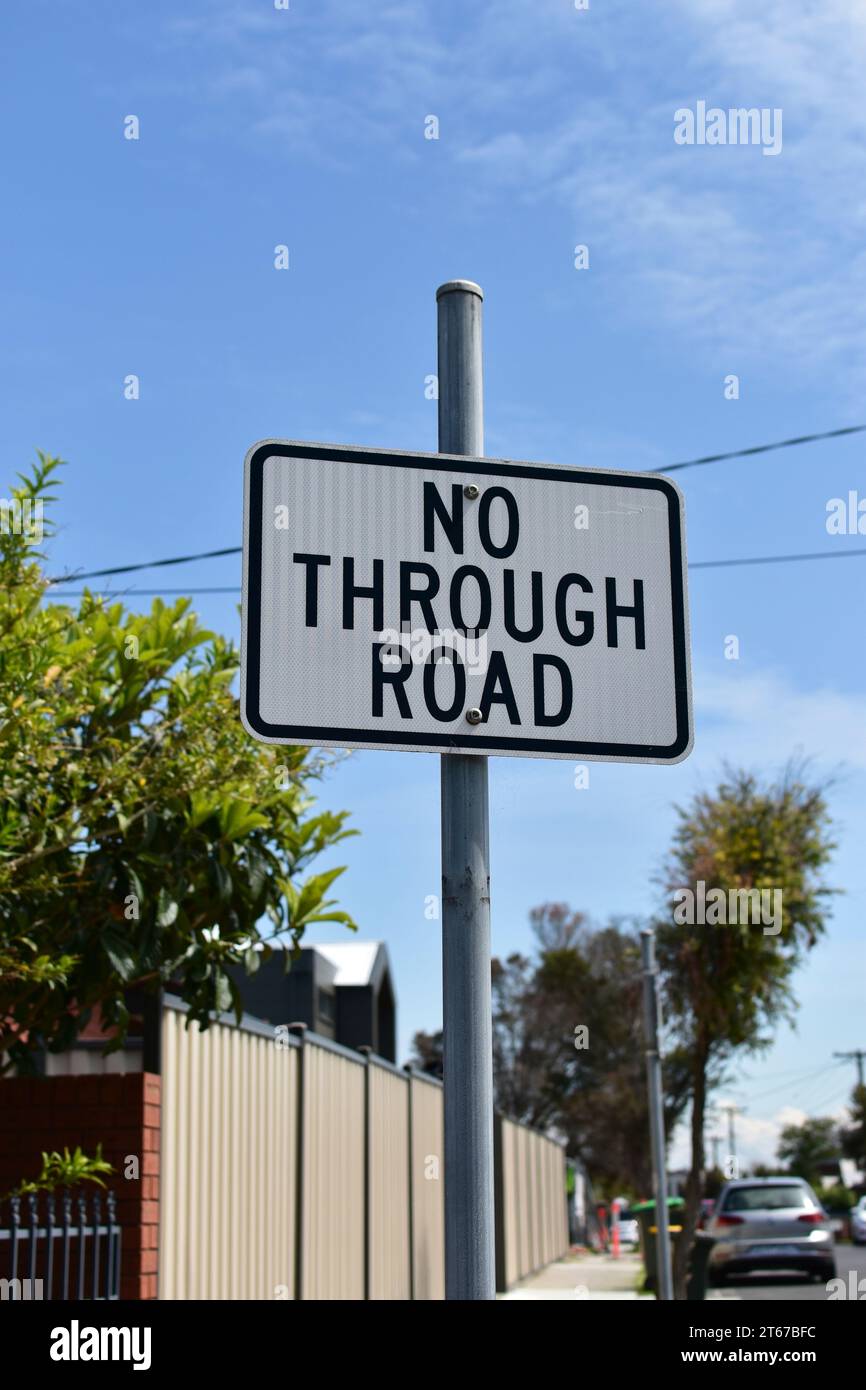 Kein Durchgangsschild in einer australischen Vorstadtstraße. Stockfoto