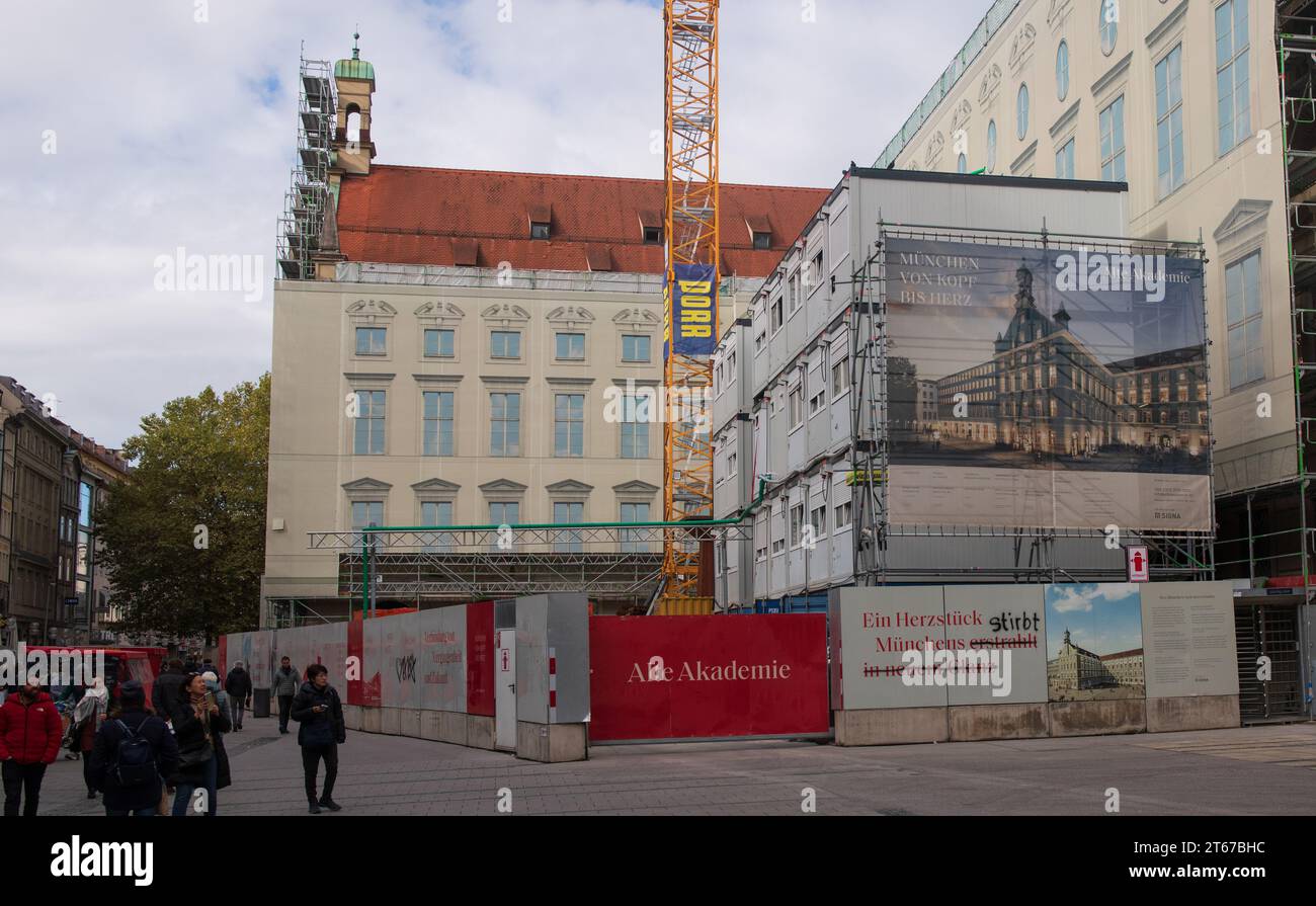 München, Deutschland. November 2023. Die Alte Akademie in der Münchner Innenstadt. Dieses Gebäude gehört der Signa-Gruppe, die dem österreichischen Immobilienentwickler Rene Benko gehört. Quelle: Stefan Puchner/dpa/Alamy Live News Stockfoto