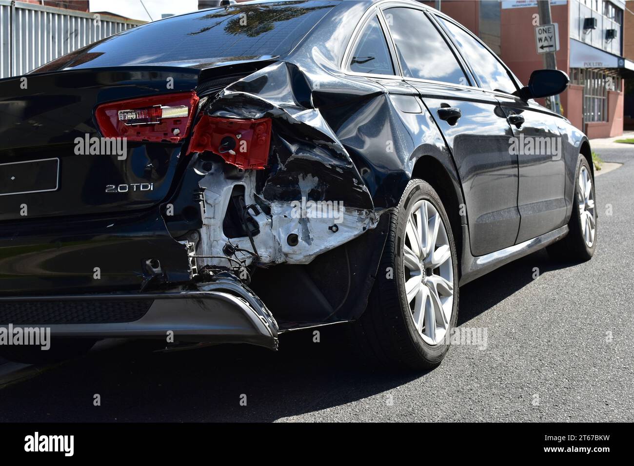 Ein Fahrzeug, das aufgrund eines Heckaufpralls Schäden an der automatischen Verkleidung aufweist. Stockfoto
