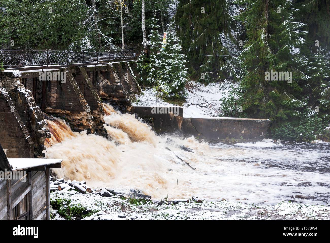 Wolchya Fluss, Küstenlandschaft mit gebrochenem Damm des alten finnischen Wasserkraftwerks. Wasserkraftwerk Sosnovskaya. Sosnovo, Leningrad O Stockfoto