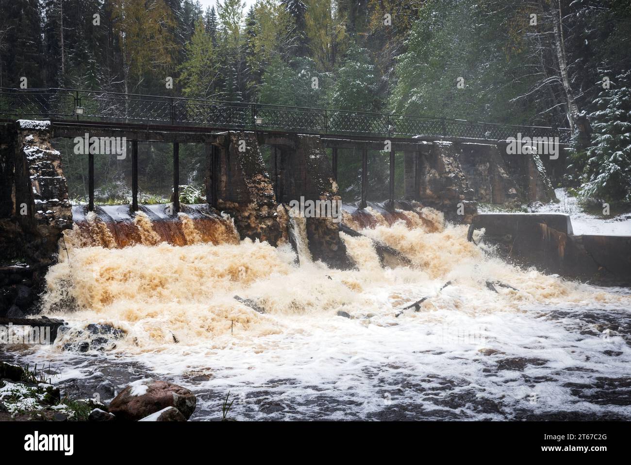 Kaputter Staudamm des alten finnischen Wasserkraftwerks am Fluss Wolchya. Wasserkraftwerk Sosnovskaya. Sosnovo, Oblast Leningrad, Russland Stockfoto