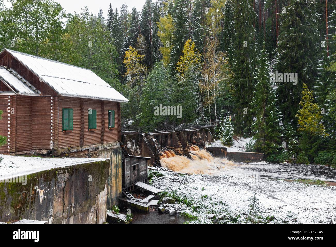 Landschaft mit dem altfinnischen Wasserkraftwerk am Fluss Wolchya. Bekannt als Sosnovskaya Wasserkraftwerk. Sosnovo, Oblast Leningrad, Russ Stockfoto