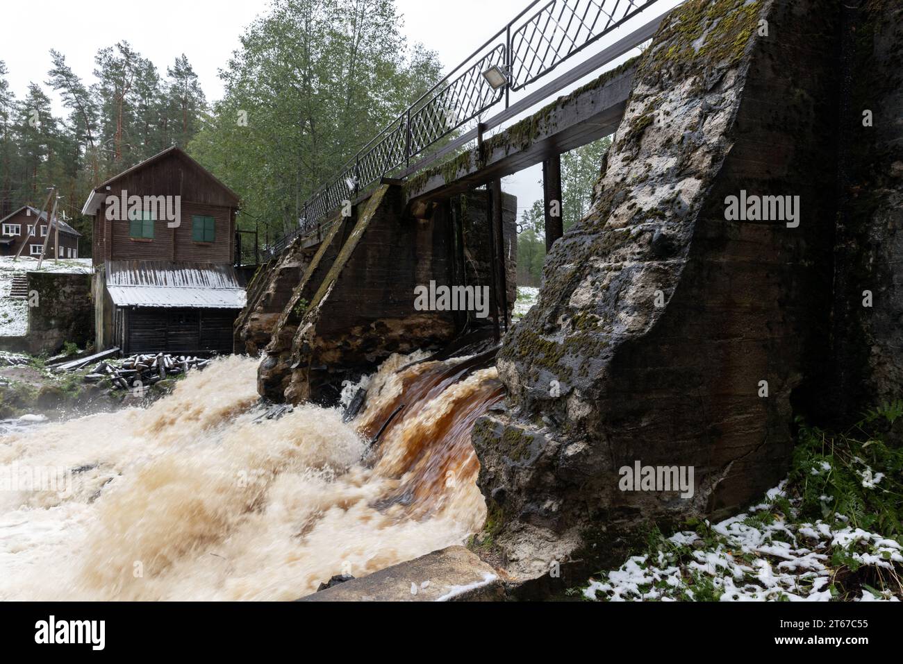 Damm des alten finnischen Wasserkraftwerks am Fluss Wolchya. Bekannt als Sosnovskaya Wasserkraftwerk. Sosnovo, Oblast Leningrad, Russland Stockfoto